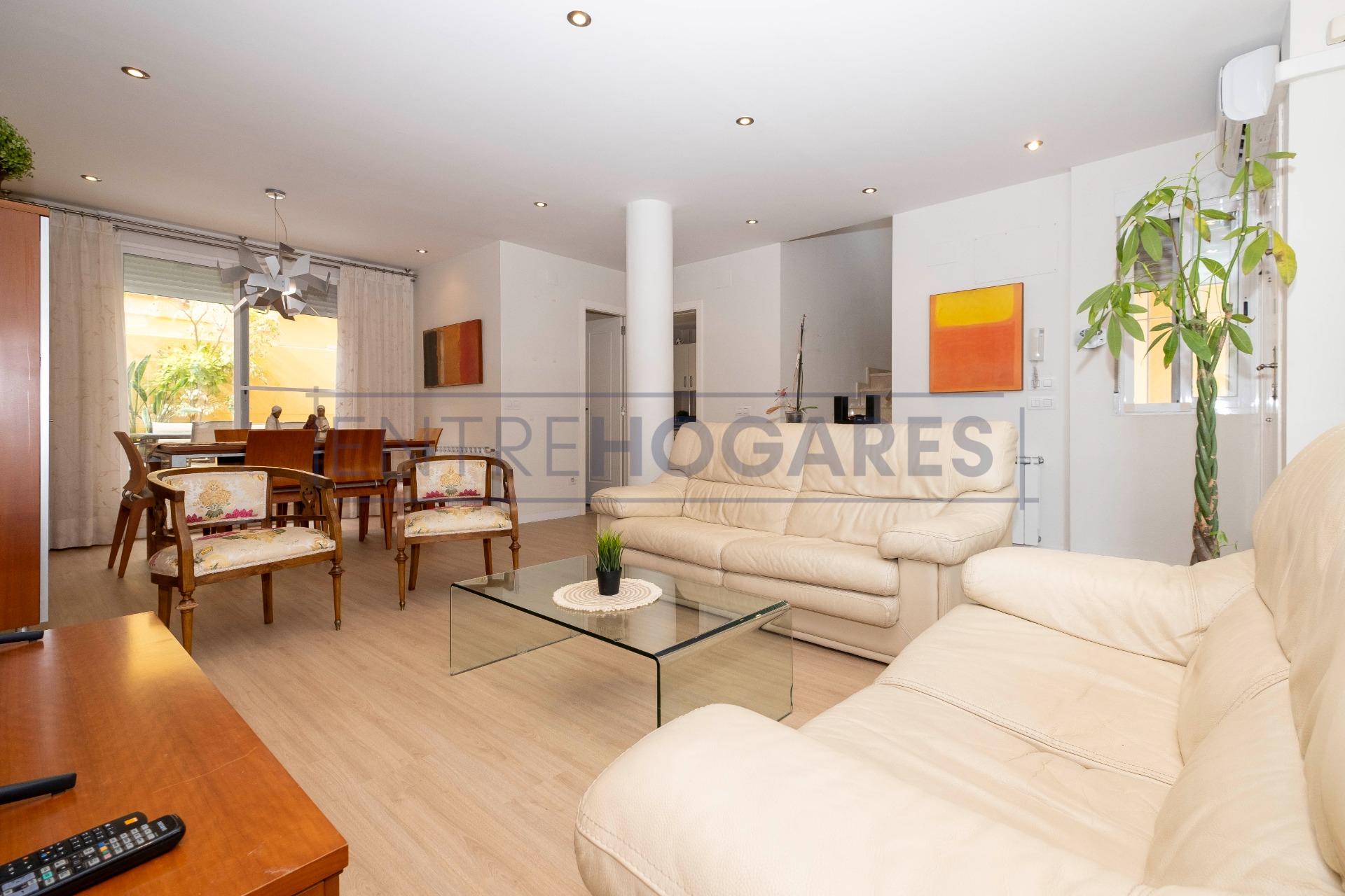 FANTÁSTICO ADOSADO CON 3 HABITACIONES Y GARAJE